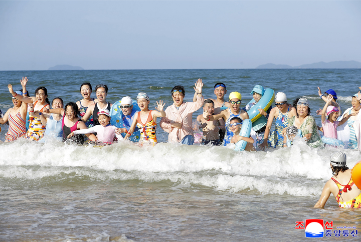 15-인민의 기쁨 넘쳐나는 동해의 명사십리-원산갈마해안관광지구